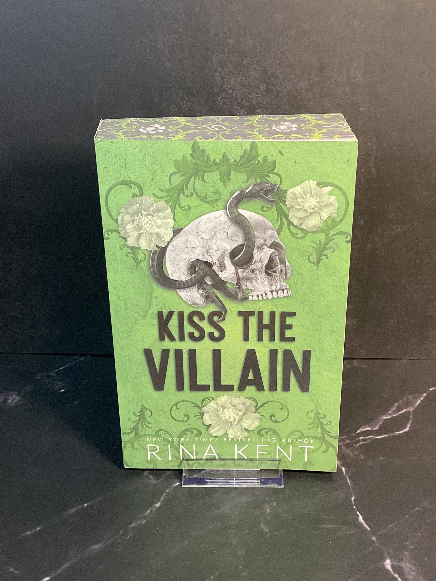 Kiss The Villain sprayed edge