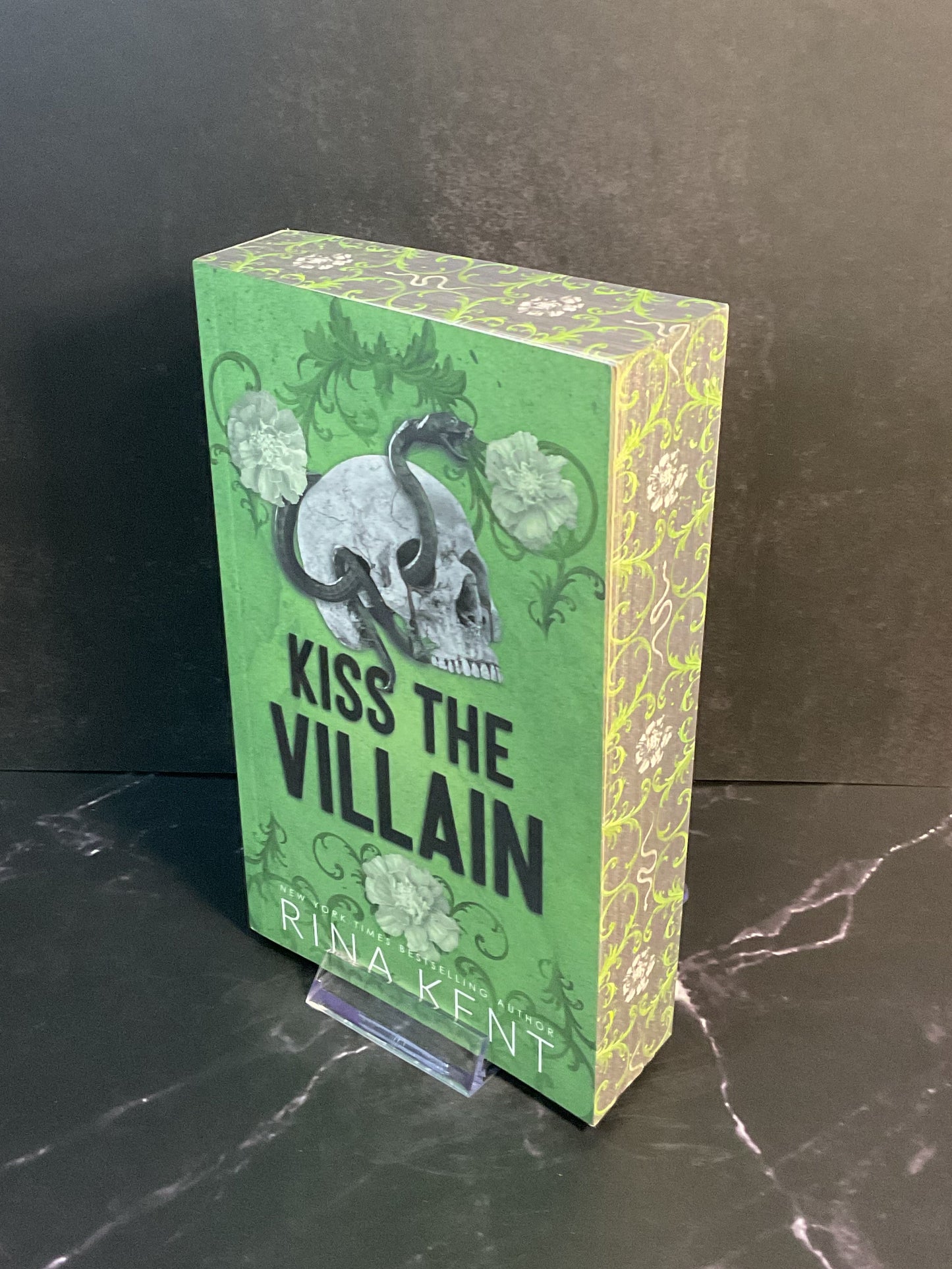 Kiss The Villain sprayed edge